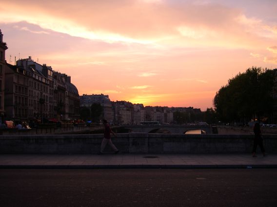  ciel rougeoyant sur Le centre de Paris